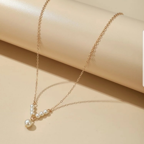 *Tris* Pearl Dangling Necklace - Picture 3 of 5